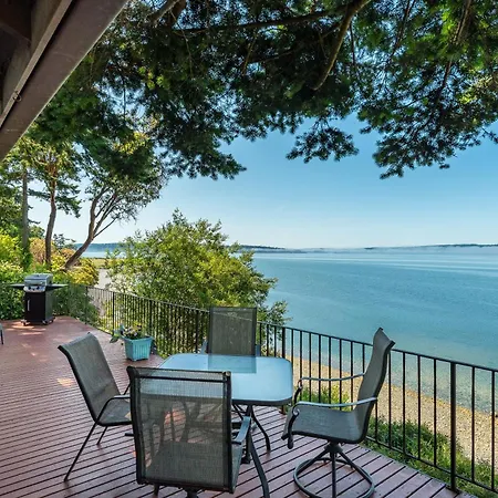 Breezy Point Hideout By Betterstay